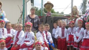 In una foto di qualche anno fa bambini con il tipico costume ucraino durante uno dei viaggi dei monzesi di Ti do una mano nella zona di Chernihiv