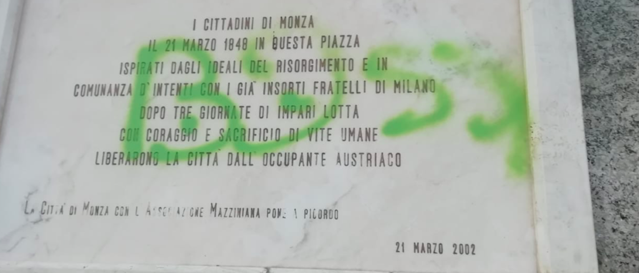 La lapide ai caduti delle Quattro giornate di Monza imbrattata