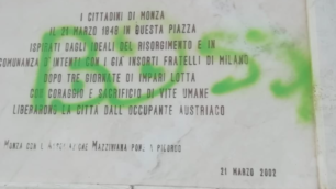 La lapide ai caduti delle Quattro giornate di Monza imbrattata