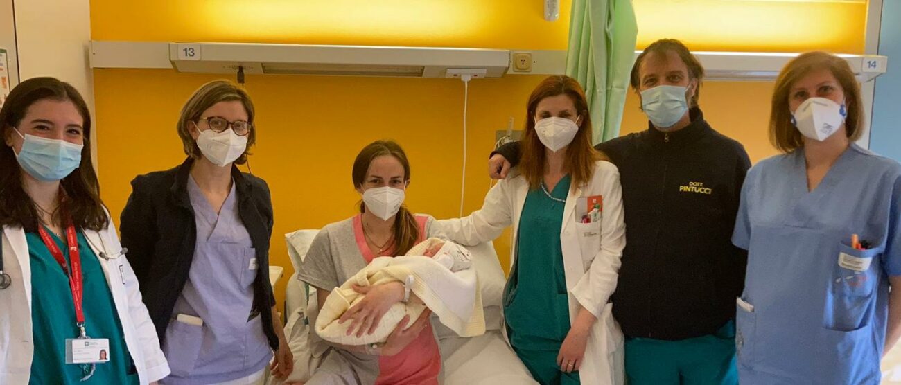 L'equipe dell'ospedale di Desio, Giulia Quattrocchi (pediadtra),Elena Cattaneo (Ostretica), la neo mamma, Alessandro Villa (pediatra), Armando Pintucci (ginecologo), Alessandra Cesana( infermiera nido)