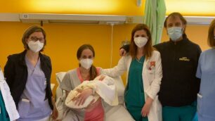 L'equipe dell'ospedale di Desio, Giulia Quattrocchi (pediadtra),Elena Cattaneo (Ostretica), la neo mamma, Alessandro Villa (pediatra), Armando Pintucci (ginecologo), Alessandra Cesana( infermiera nido)