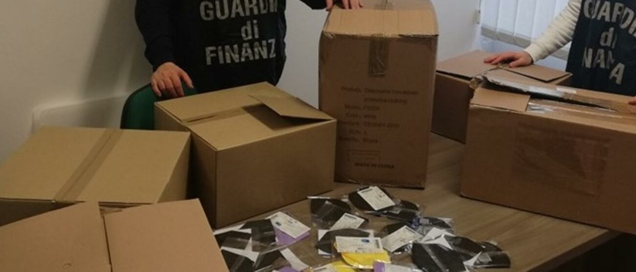 Finanza sequestro mascherine (foto Gdf)