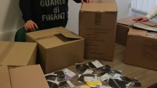 Finanza sequestro mascherine (foto Gdf)