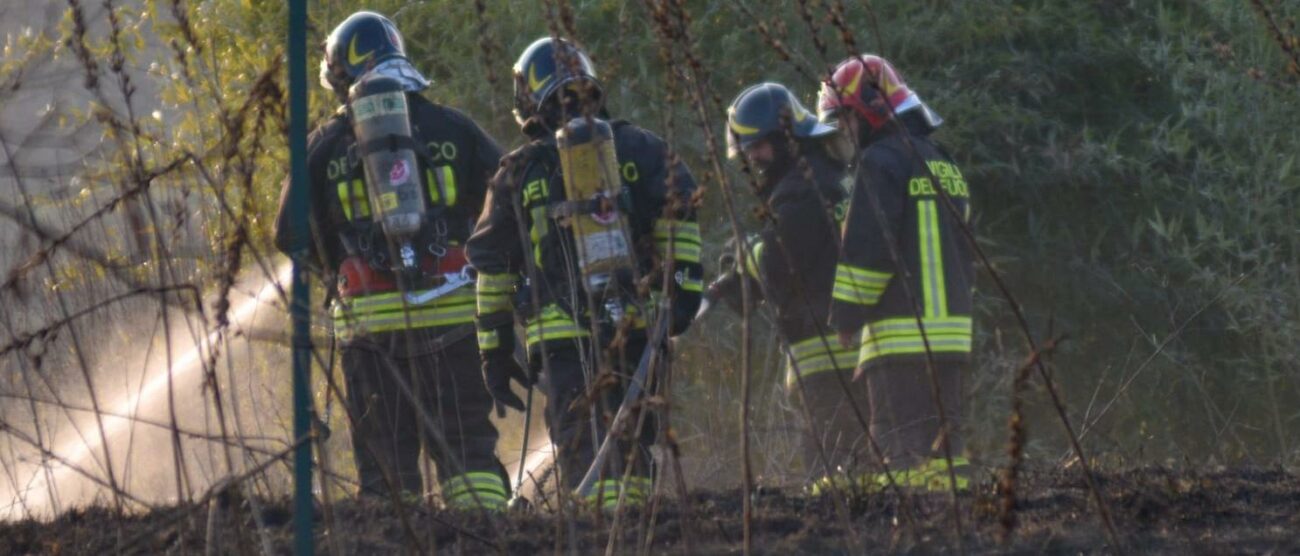 Incendio sterpaglie a Renate
