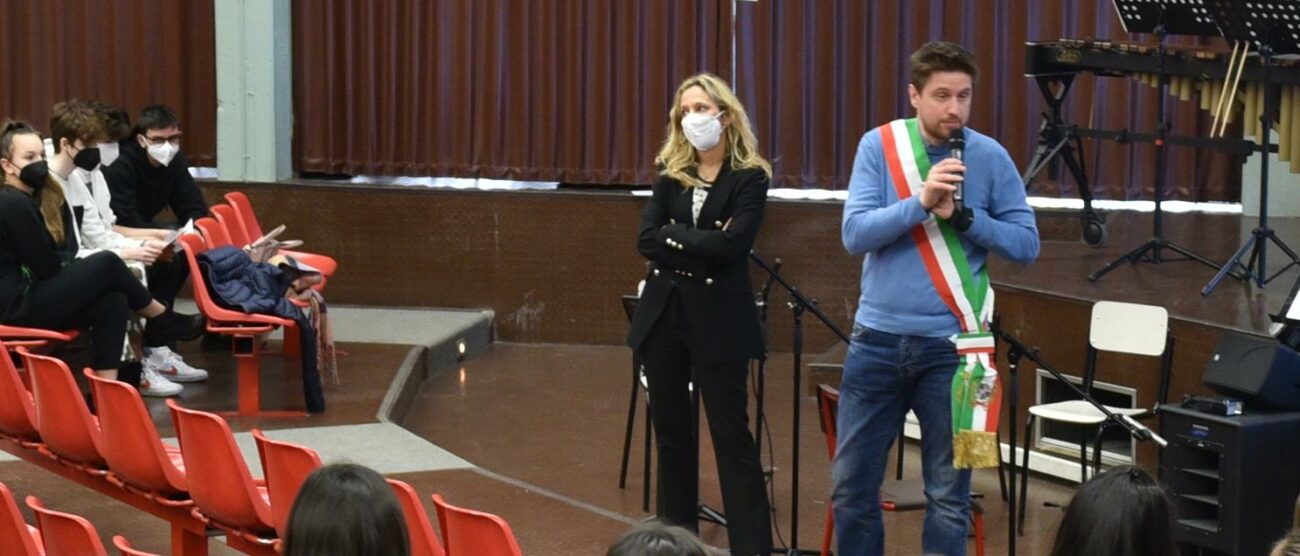 Il sindaco di Seregno, Alberto Rossi e l'assessore all'istruzione Federica Perelli, intervenuto alla festa dell'acqua alla media don Milani