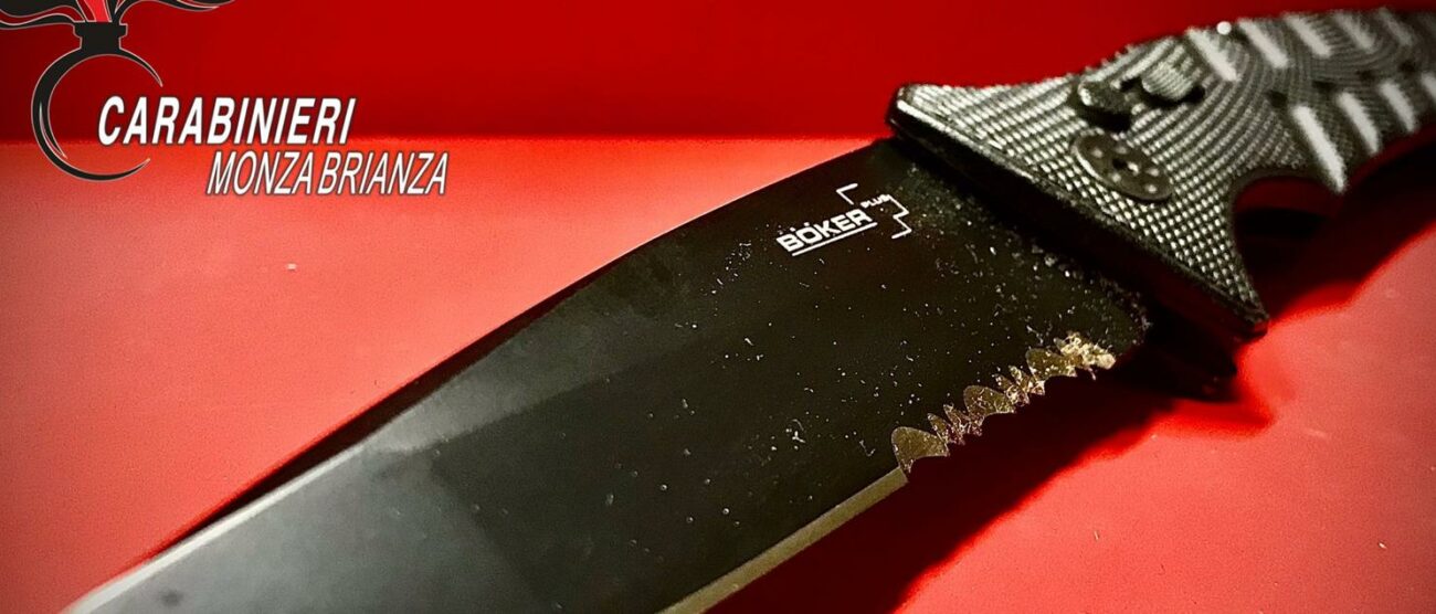 Il coltello in possesso dello studente (foto Carabinieri)