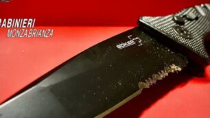 Il coltello in possesso dello studente (foto Carabinieri)