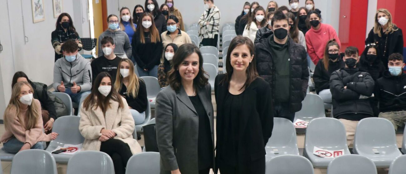 All'istituto Bassi di Seregno, Laura Spolaore e Anna Rita D'Andrea hanno illustrato il corso Its Di Iath Academy di Cernobbio agli studenti dell'indirizzo turismo