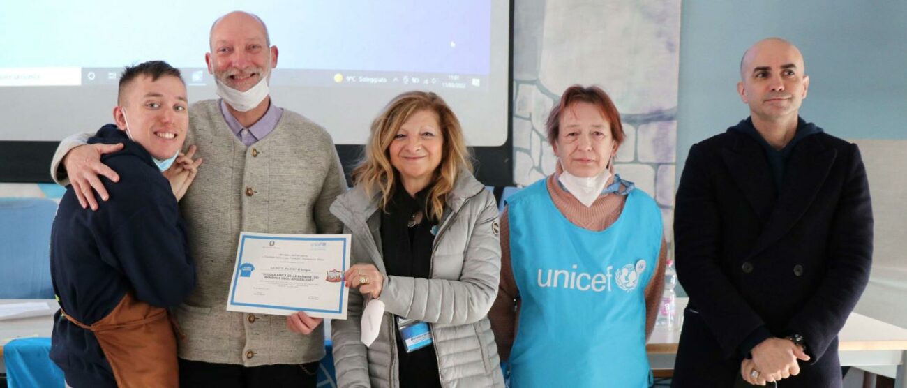 da sx Edoardo, il dirigente del liceo Parini, Gianni Trezzi, la presidente di Unicef Monza e Brianza, Maria Luisa Sironi e il docente Massimo Rho, referente Unicef del liceo (foto Volonterio)