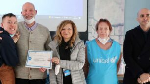 da sx Edoardo, il dirigente del liceo Parini, Gianni Trezzi, la presidente di Unicef Monza e Brianza, Maria Luisa Sironi e il docente Massimo Rho, referente Unicef del liceo (foto Volonterio)
