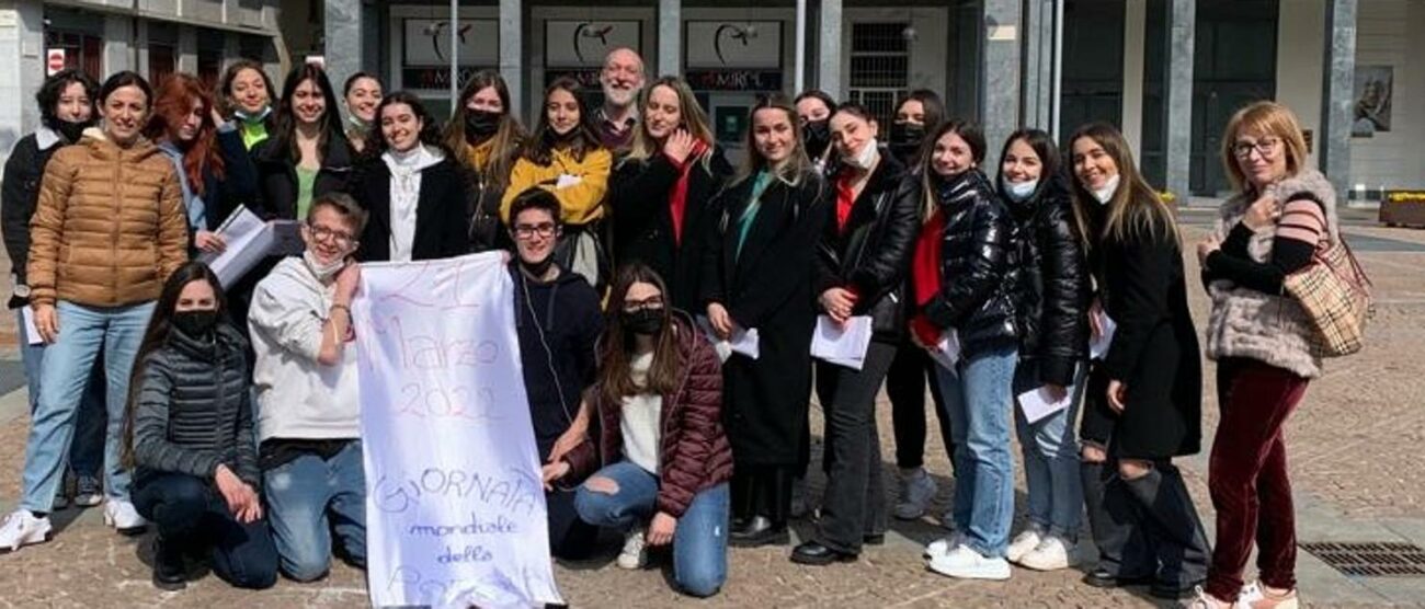 Il gruppo degli studenti del liceo Parini che hanno animato la giornata della poesia