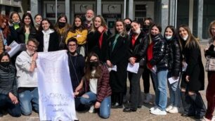 Il gruppo degli studenti del liceo Parini che hanno animato la giornata della poesia