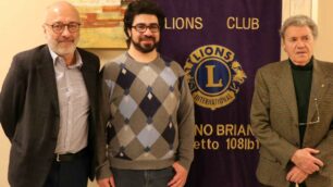 A sinistra Dino Pezzella, Alessandro Fumagalli e il presidente del Lions Seregno Brianza Ambrogio Dell'Orto