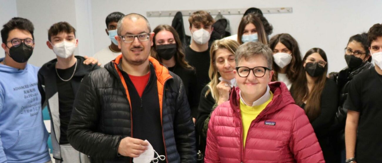 Monica Pozzoli della cooperativa sociale La Fucina Rho e Simone Matrisciano,cooperativa Betania con gli studenti del Bassi di Seregno