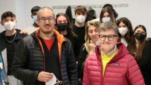 Monica Pozzoli della cooperativa sociale La Fucina Rho e Simone Matrisciano,cooperativa Betania con gli studenti del Bassi di Seregno