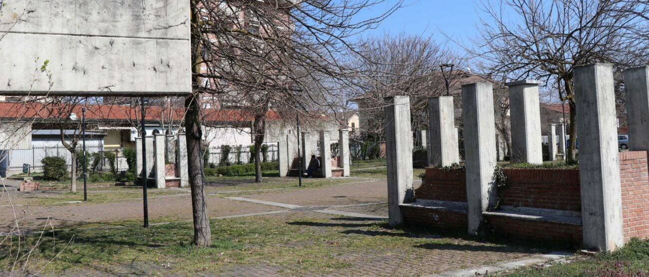 La degradata piazza Fari nel quartiere Sant'Ambrogio a Seregno diventerà un mercato agricoloo ( foto Volonterio)