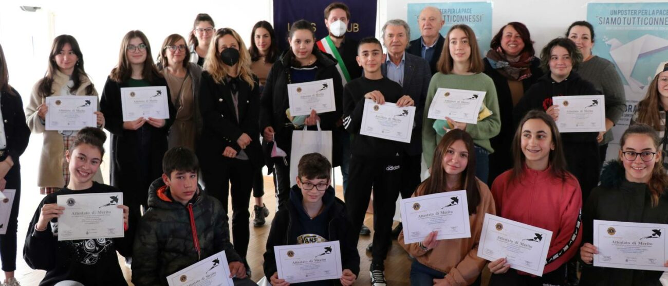 I vincitori del concorso Lions club Seregno Brianza sulla pace, a sx gli studenti della media don Milani e destra quelli della Manzoni ( foto Volonterio)