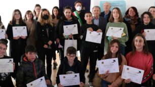 I vincitori del concorso Lions club Seregno Brianza sulla pace, a sx gli studenti della media don Milani e destra quelli della Manzoni ( foto Volonterio)