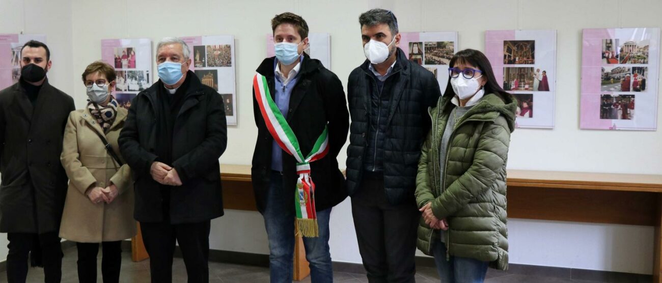 Le autorità intervenute all'inaugurazione della mostra su monsignor Luigi Gandini a Seregno