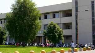 La sede degli istituti scolastici Bassi e Levi di via Briantina