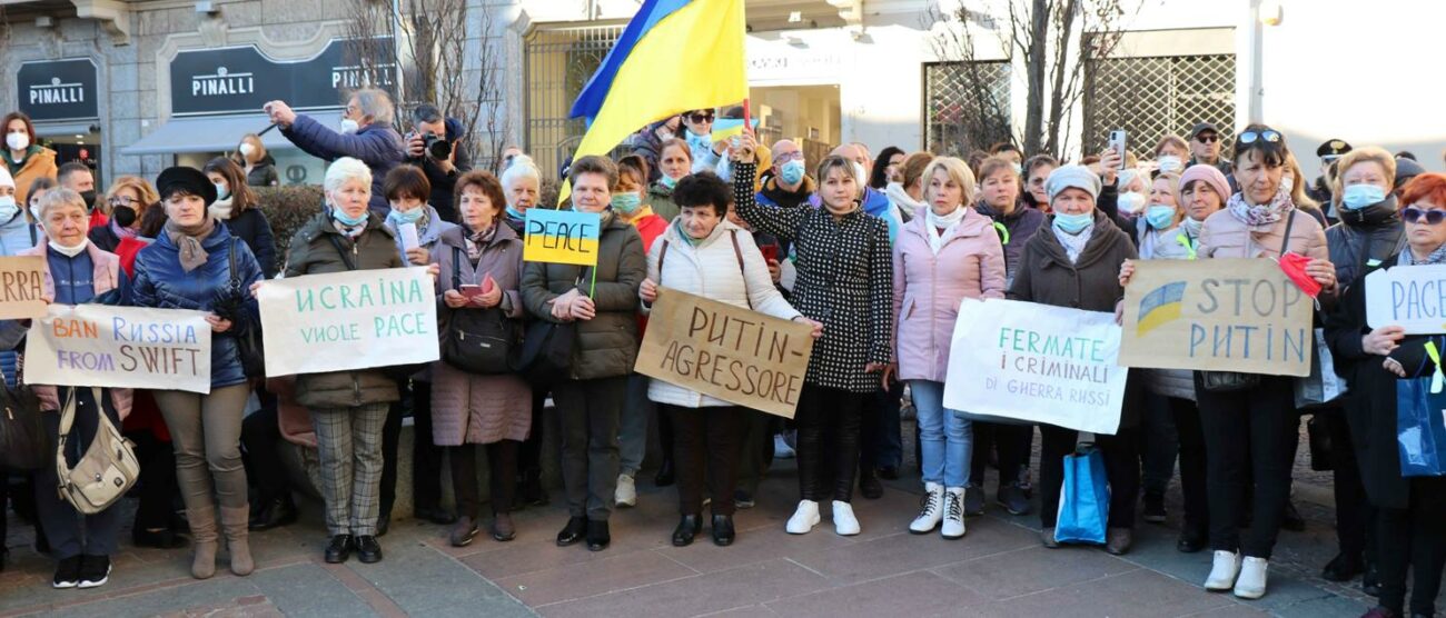 Seregno ha aperto molti canali per aiutare la popolazione ucraina in fuga dalla propria nazione. In foto un gruppo di componenti della comunità ucraina di Seregno (foto Volonterio)