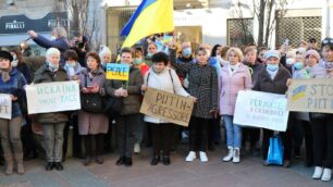 Seregno ha aperto molti canali per aiutare la popolazione ucraina in fuga dalla propria nazione. In foto un gruppo di componenti della comunità ucraina di Seregno (foto Volonterio)