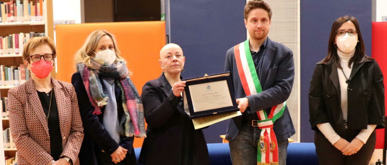 La volontaria Silvia Redigolo riceve la targa "premio Mimosa" dalle mani del sindaco Rossi di Seregno