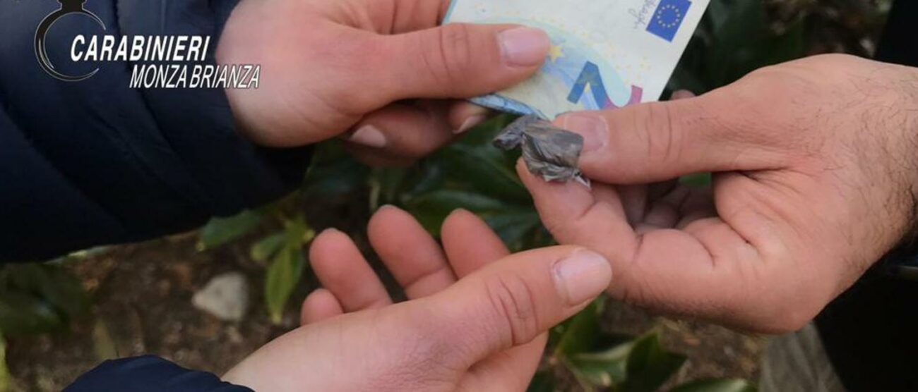 Spaccio davanti a scuola (foto Carabinieri)