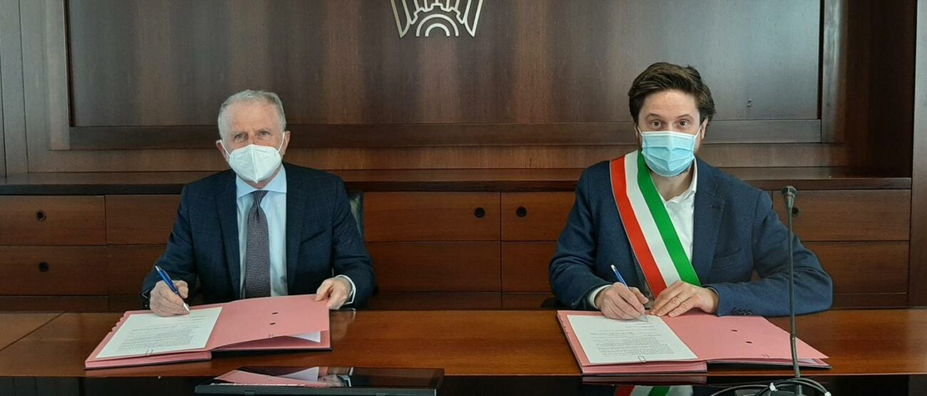 La firma dell’accordo: Alessandro Scarabelli e il sindaco di Seregno Alberto Rossi