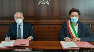 La firma dell’accordo: Alessandro Scarabelli e il sindaco di Seregno Alberto Rossi