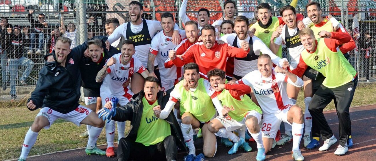 L’esultanza della squadra dopo l’incredibile vittoria con il Cittadella