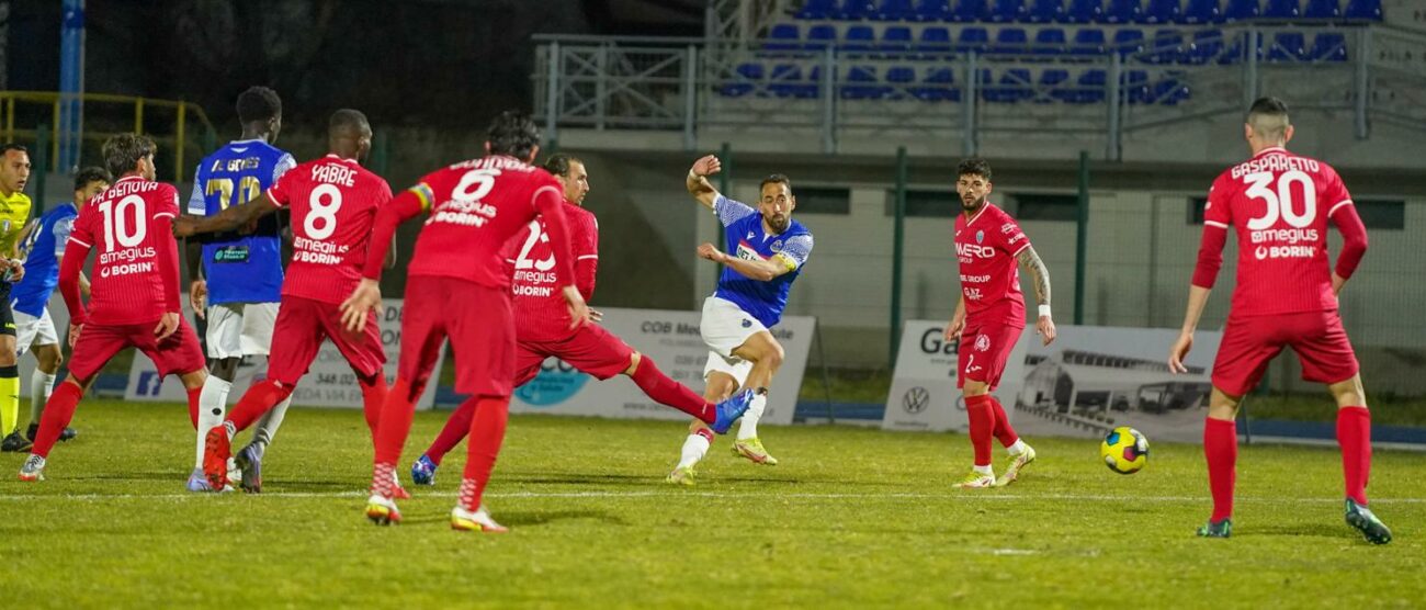 Il palo colpito da Cocco ad inizio ripresa (foto Alessio Morgese-pagina di Facebook Seregno calcio)