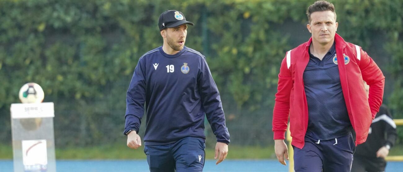 Maurizio Lanzaro, a destra, con il preparatore atletico Luca Lancioni (foto Alessio Morgese e Luca Rossini-pagina di Facebook Seregno calcio)