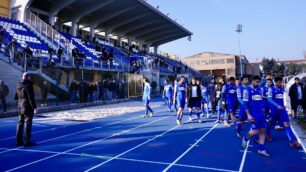 I giocatori sotto la Curva Nord al termine della partita (foto Alessio Morgese e Luca Rossini-pagina Facebook Seregno calcio)