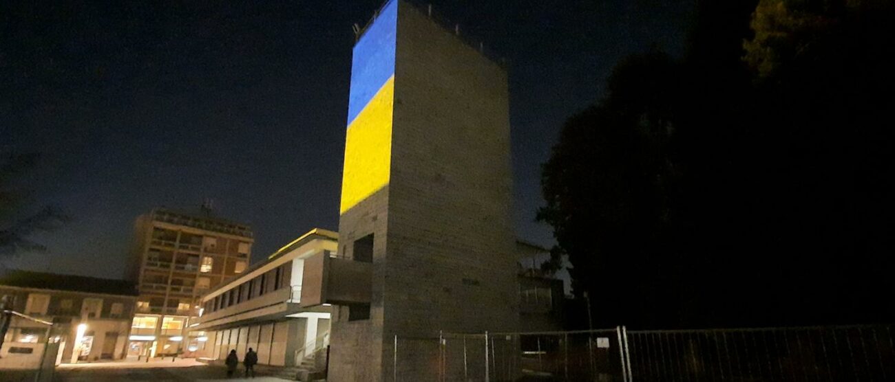 La torre di Palazzo Terragni con i colori dell’Ucraina