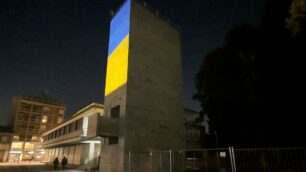 La torre di Palazzo Terragni con i colori dell’Ucraina