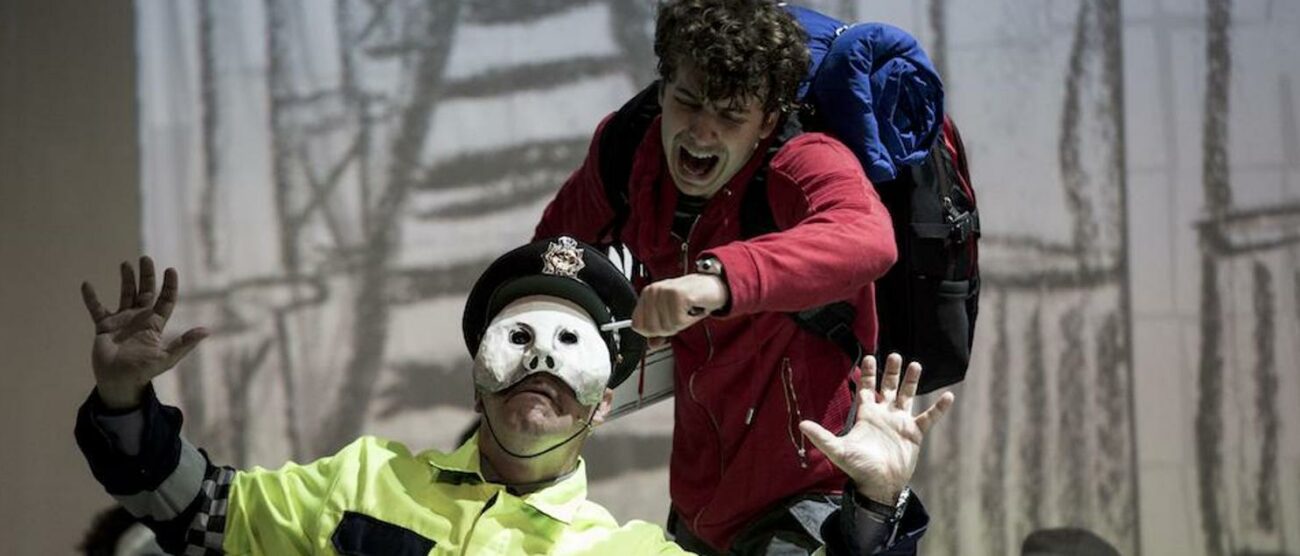 Una scena de "Lo strano caso del cane ucciso a mezzanotte" in scena al teatro San Rocco di Seregno