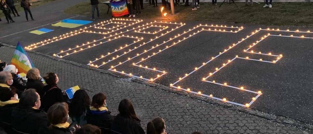 La scritta “Pace” al corteo di Triuggio