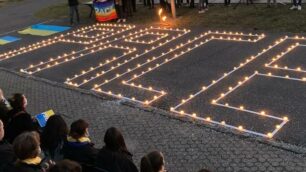 La scritta “Pace” al corteo di Triuggio