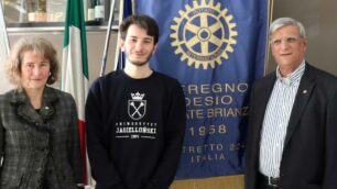 Matteo Redaelli con la mamma Cristina Motta e il presidente del Rotary Sedeca Gilberto Chiarell