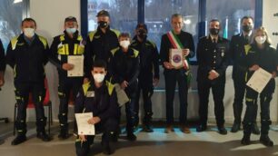 Foto di gruppo per i volontari premiati