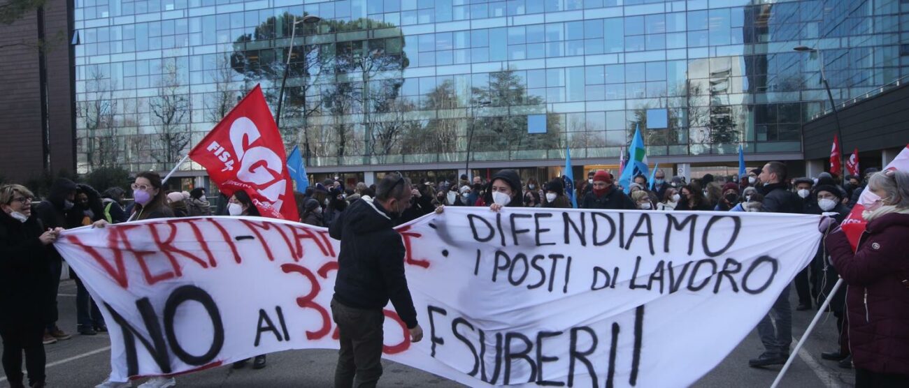 Presidio e corteo lavoratori Verti davanti alla sede di Cologno della società. Molte delle dipendenti sono residenti in Brianza