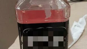 La bottiglia molotov lasciata davanti a casa della vittima