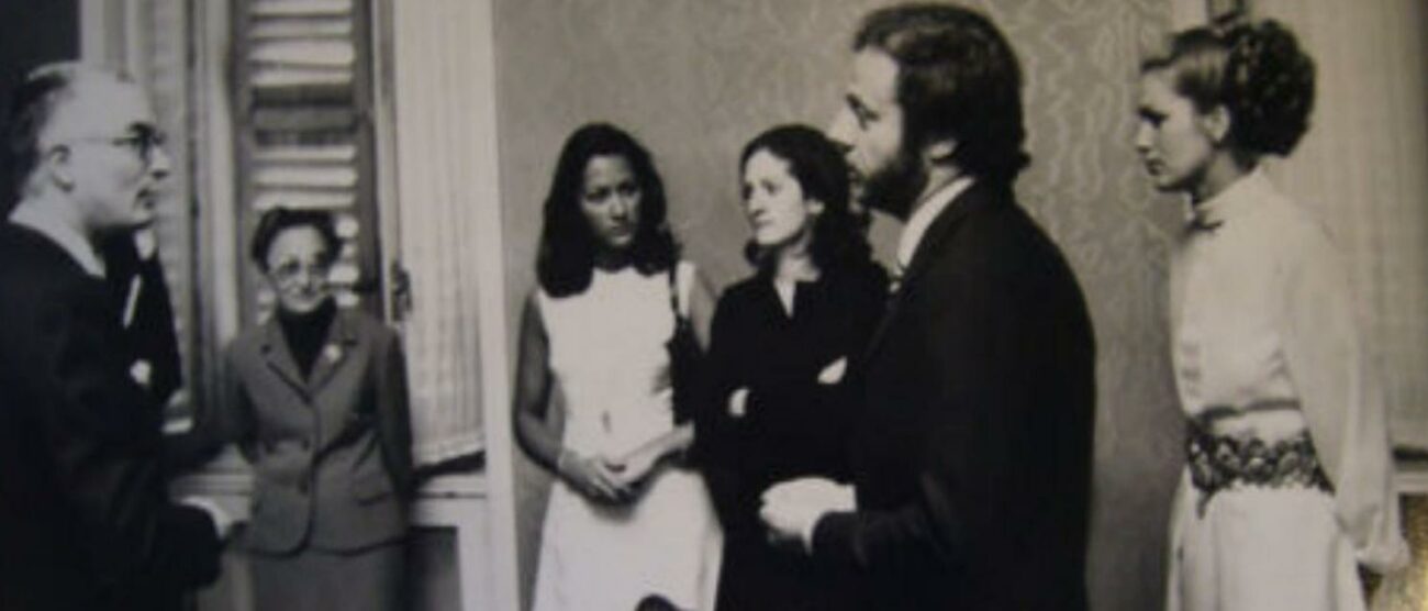 Johnny Dorelli e alle sue spalle Catherine Spaak poco prima del matrimonio nel 1972