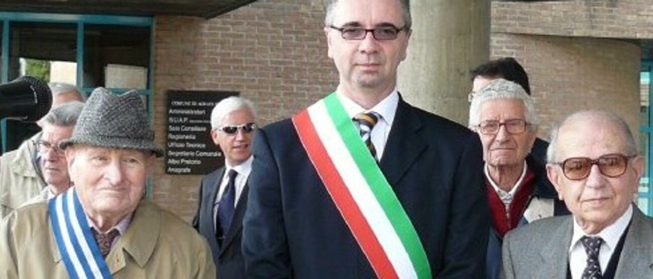 Agrate Brianza: Renzo Nava, a destra, con l’ex sindaco Ezio Colombo e il cavalier Mario Cereda, già presidente dell’associazione combattenti e reduci scomparso nel 2013