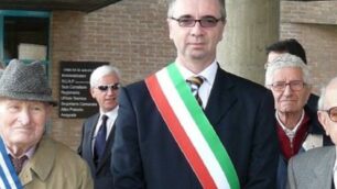 Agrate Brianza: Renzo Nava, a destra, con l’ex sindaco Ezio Colombo e il cavalier Mario Cereda, già presidente dell’associazione combattenti e reduci scomparso nel 2013