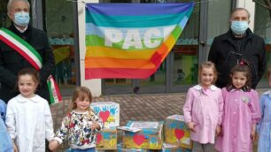 Albiate, i bambini consegnano le scatole piene di medicinali al sindaco e al parroco