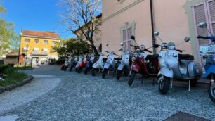 Biassono raduno vespe e scambio gagliardetto