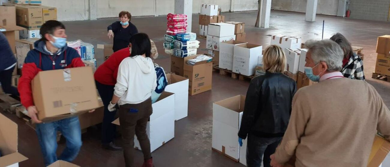 Volontari al lavoro al centro di raccolta