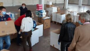 Volontari al lavoro al centro di raccolta